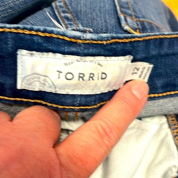 TORRID distressed skinny blue 👖jeans - Picture 2 of 6